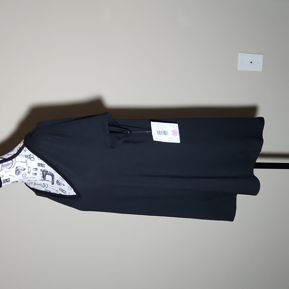 LuLaRoe Christy T Solid Black Loose-Fitted V-Neck Short Sleeve Shirt UNICORN